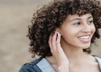 thesparkshop.in:product/wireless-earbuds-bluetooth-5-0-8d-stereo-sound-hi-fi